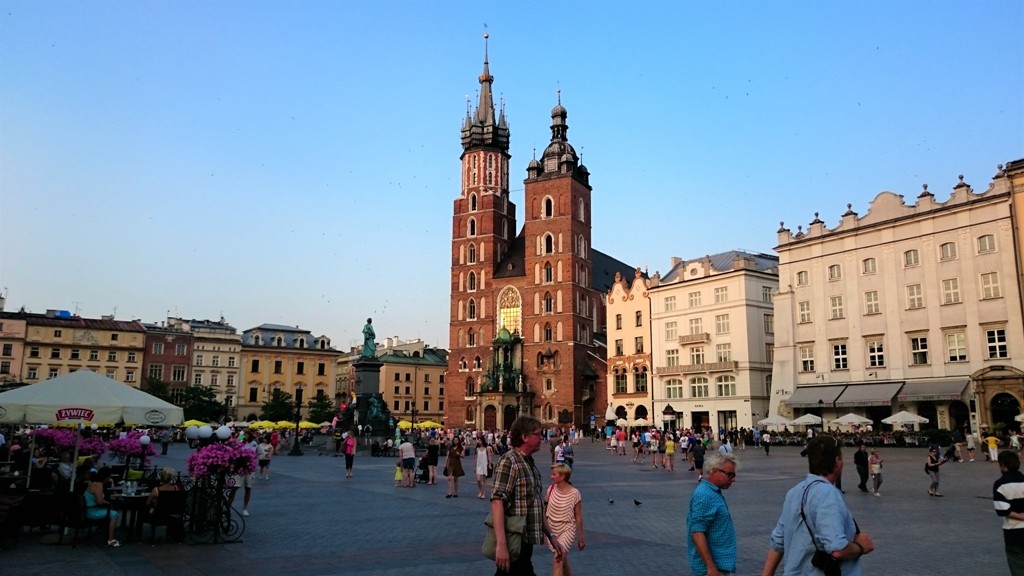 Der Hauptmarkt mit der Marienkirche in Krakau. © Tim Döke