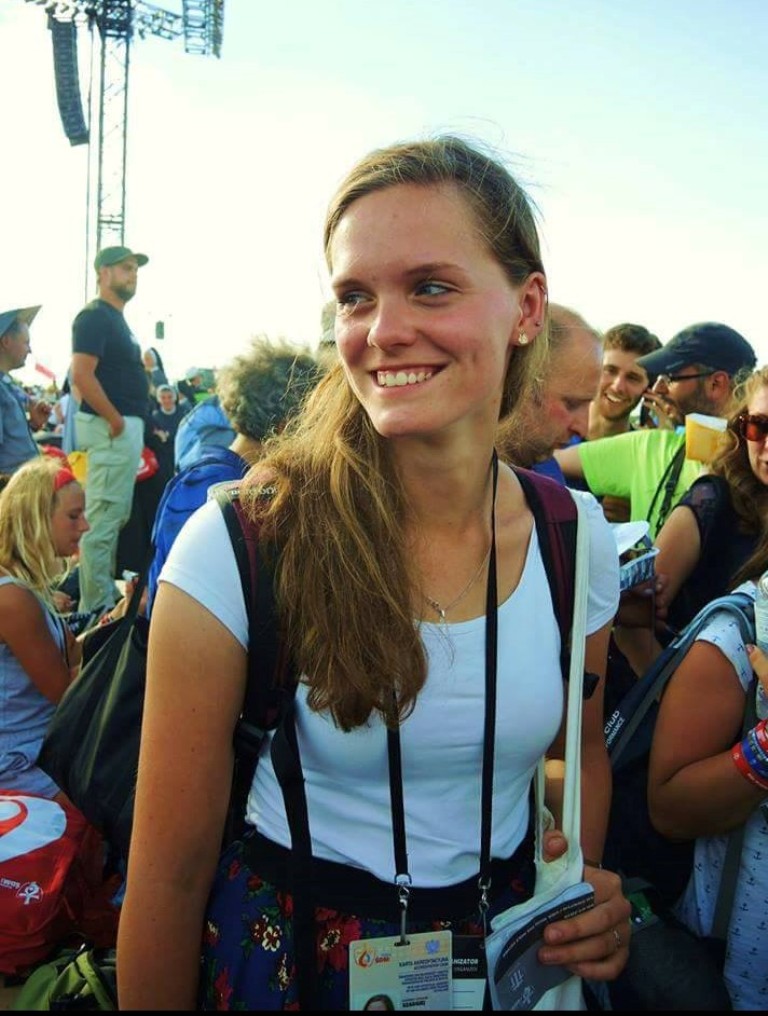 Die 21-jährige Anna auf zwischen Tausenden von Jugendlichen beim Weltjugendtag in Krakau. © Alexander Tyborski