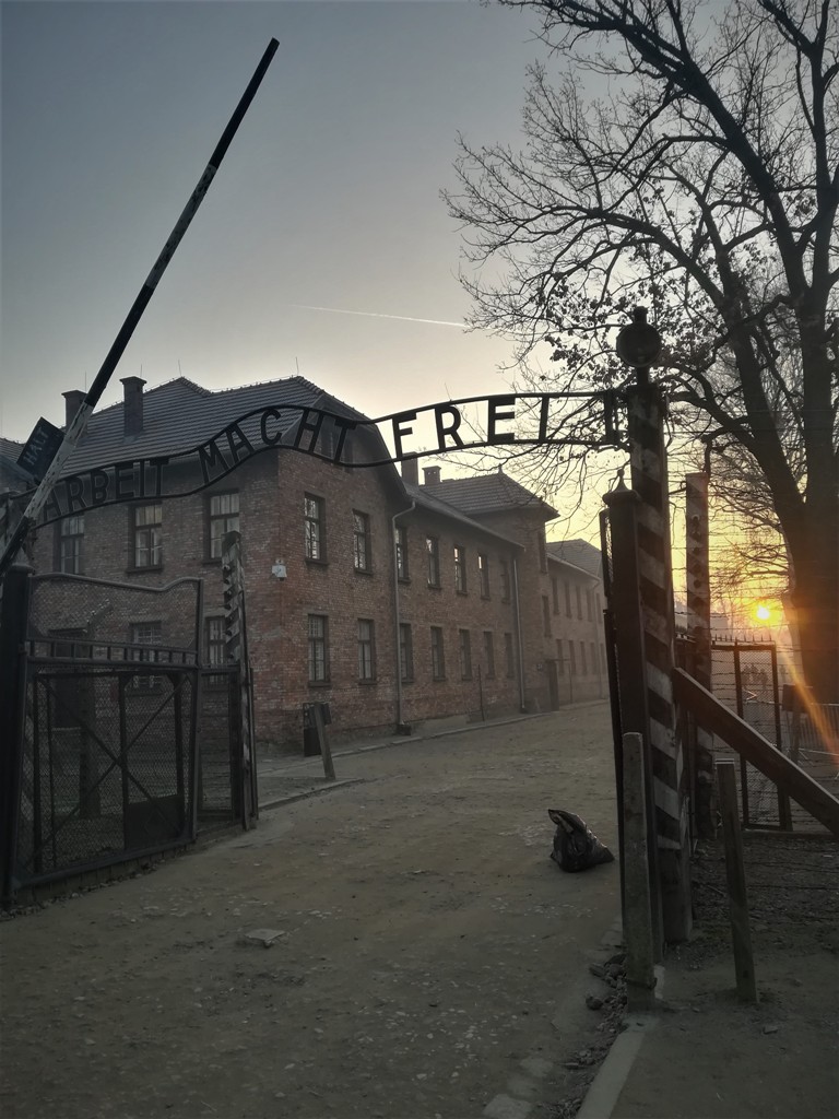 Das Eingangstor des ehemaligen deutschen Konzentrationslagers Auschwitz mit dem Schriftzug „Arbeit macht frei“. © René Wennmacher