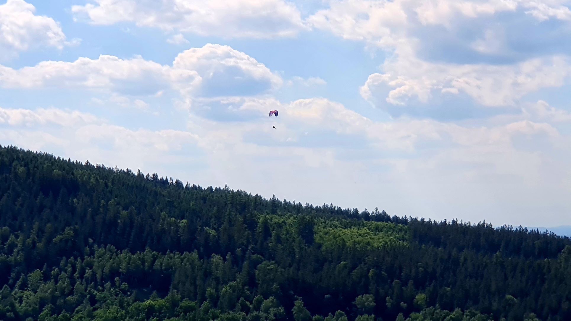 Fallschirmspringer im polnischen Riesengebirge. © Natalie Junghof-Preis